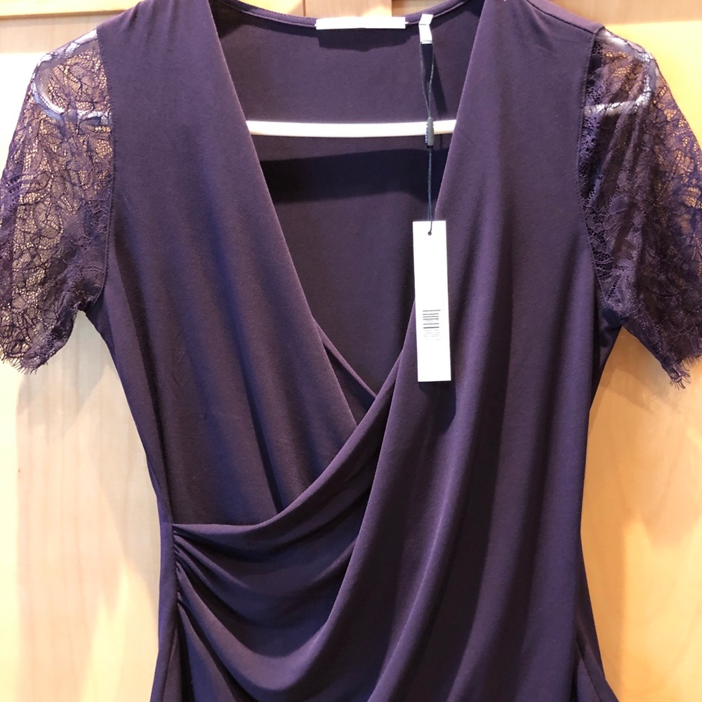 Plum Tahari polyester top with lace cap sleeves